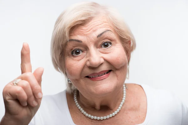 La anciana está agitando el dedo. — Foto de Stock