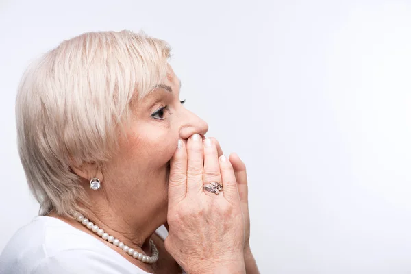 Elderly lady shouting putting hands by her mouth — Stock Photo, Image