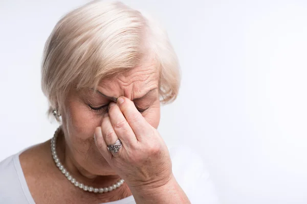 Anciana tocándose la cabeza — Foto de Stock