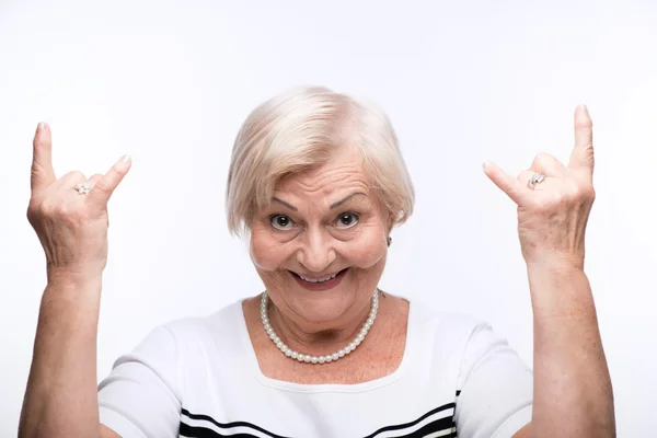 Primer plano de la mujer anciana que muestra —  Fotos de Stock