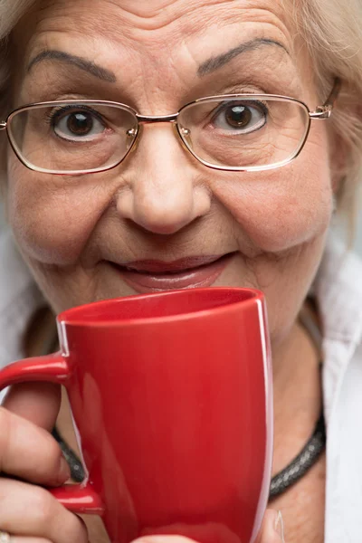 Літня жінка з чашкою кави — стокове фото