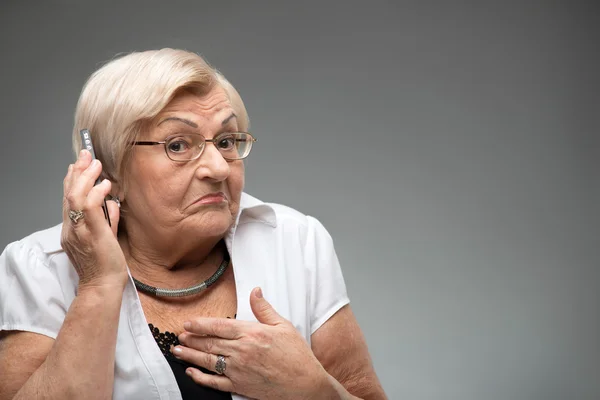 Seniorin hält Smartphone in der Hand — Stockfoto