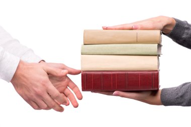 Yığın kitap geçerken eller