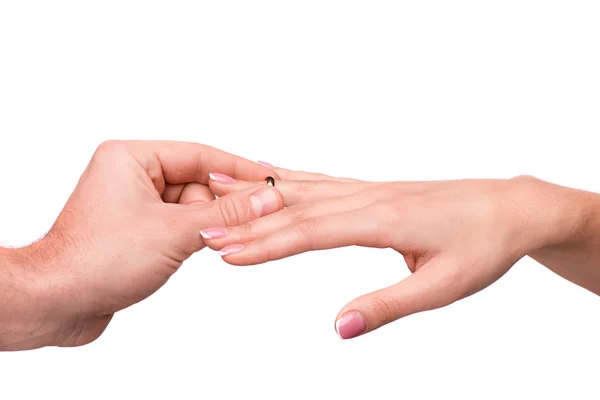 Hombre poniendo un anillo de bodas en su dedo — Foto de Stock