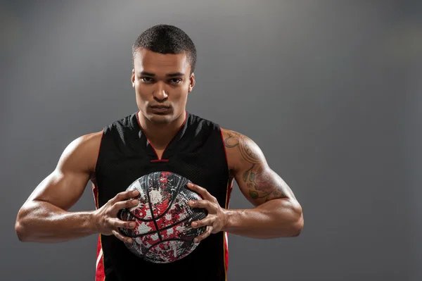 Joven hombre africano guapo jugando baloncesto — Foto de Stock