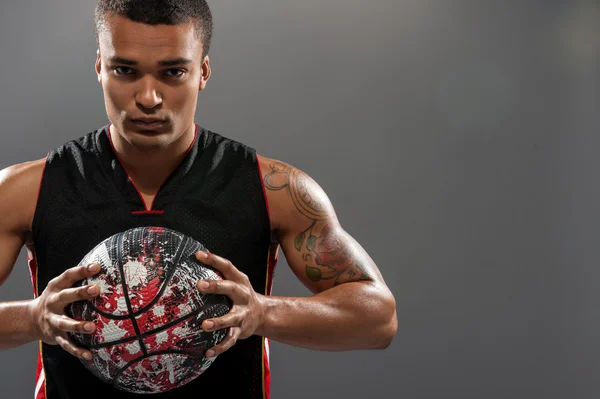 Joven hombre africano guapo jugando baloncesto — Foto de Stock