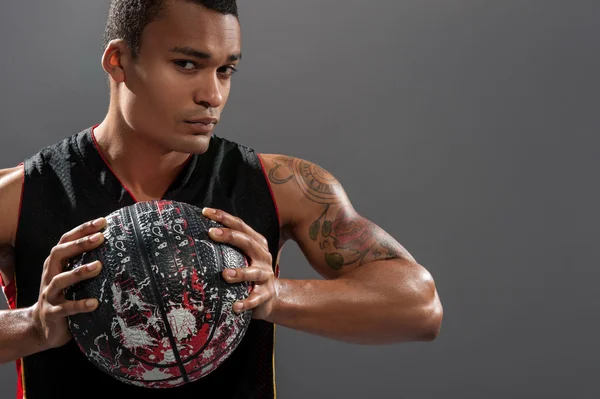 Joven hombre africano guapo jugando baloncesto — Foto de Stock