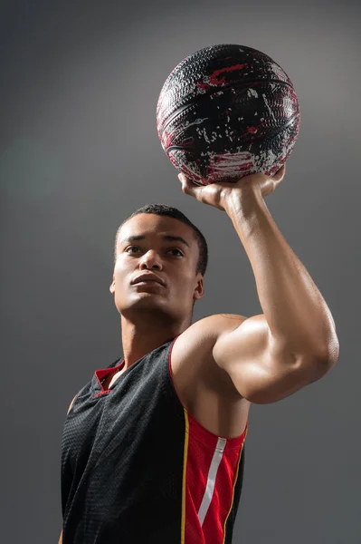 Junger schöner afrikanischer Mann spielt Basketball — Stockfoto