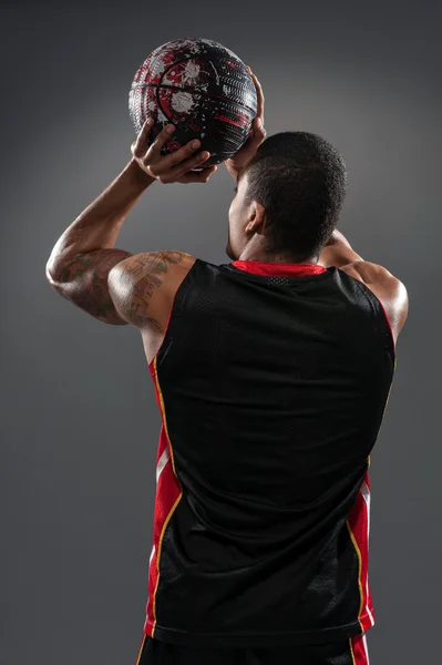 Junger schöner afrikanischer Mann spielt Basketball — Stockfoto