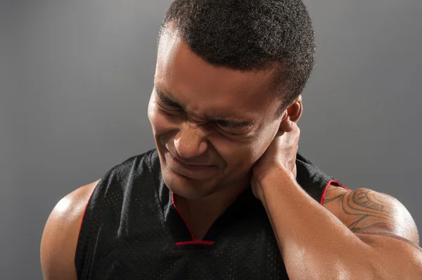 Νεαρό όμορφος αφρικανική μπάσκετ παίκτης αισθάνεστε πόνο — Φωτογραφία Αρχείου