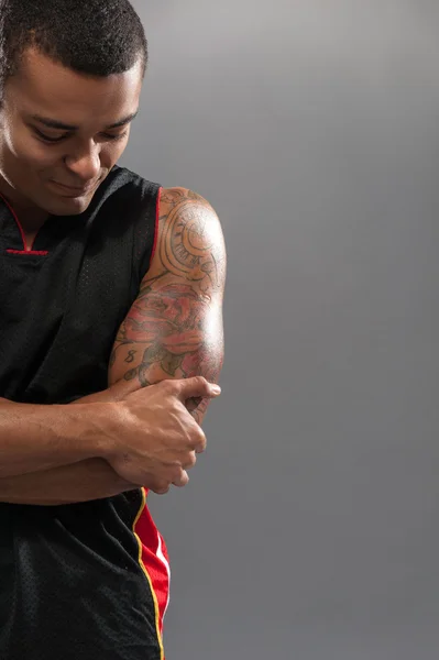 Joven jugador de baloncesto africano guapo sintiendo dolor — Foto de Stock