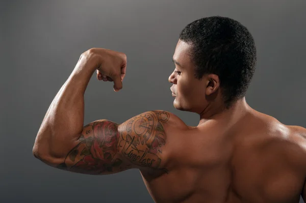 Jovem e bonito homem africano posando sem camisa — Fotografia de Stock