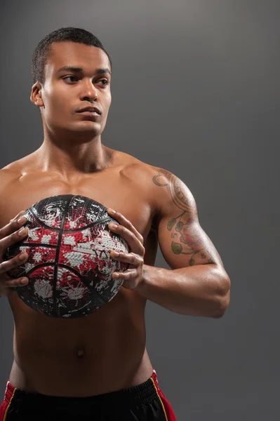 Joven hombre africano guapo posando sin camisa con pelota de baloncesto — Foto de Stock