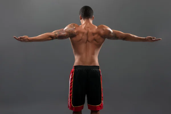 Jovem e bonito homem africano posando sem camisa — Fotografia de Stock