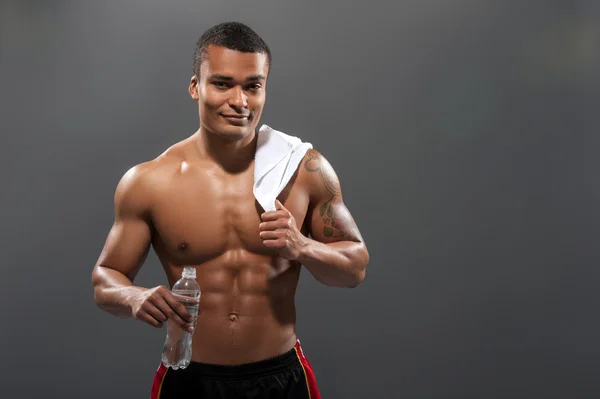 Young Africana sportsman drinking water after workout — Stock Photo, Image