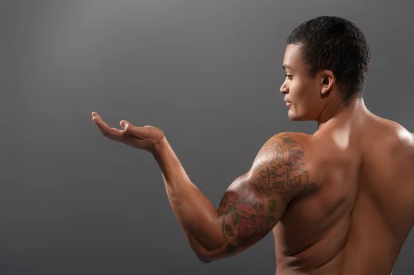 Jovem e bonito homem africano posando sem camisa — Fotografia de Stock