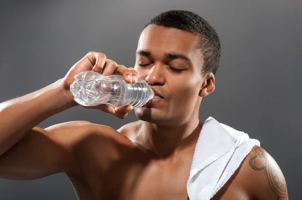 Young Africana sportsman drinking water after workout — Stock Photo, Image