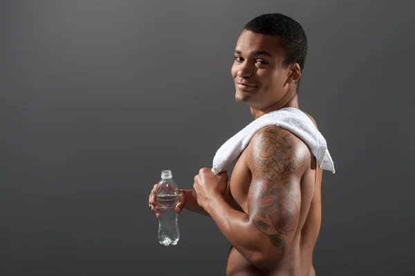 Young Africana sportsman dricksvatten efter träning — Stockfoto