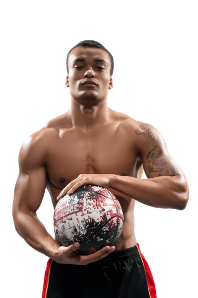 Joven deportista africano jugando baloncesto — Foto de Stock