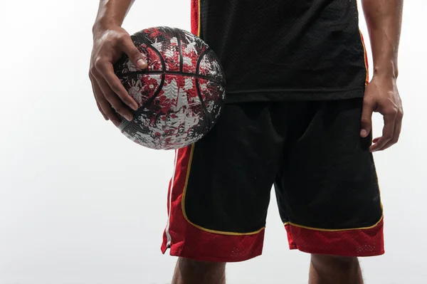 Joven deportista africano jugando baloncesto — Foto de Stock