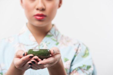 Çay töreni Asyalı kadın tarafından yürütülen