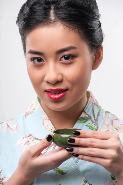 Cerimonia del tè condotta da donna asiatica — Foto Stock