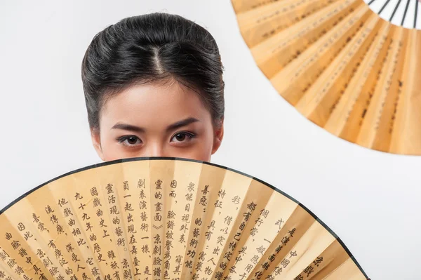 Mujer japonesa con abanico tradicional — Foto de Stock