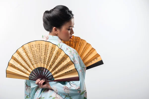Ιαπωνική γυναίκα με παραδοσιακό ανεμιστήρα — Φωτογραφία Αρχείου