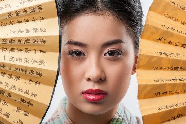 Japanese woman with traditional fan — Stock Photo, Image