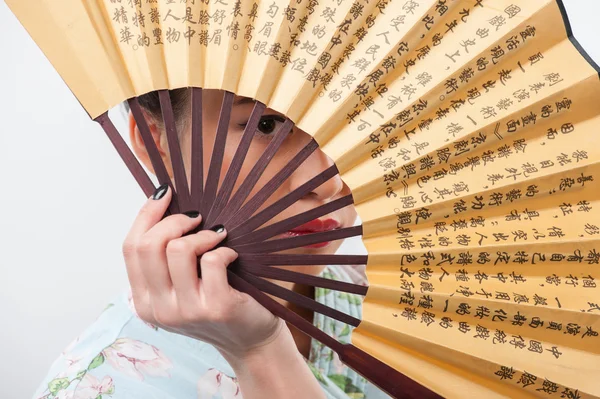 Japanse vrouw met traditionele ventilator — Stockfoto