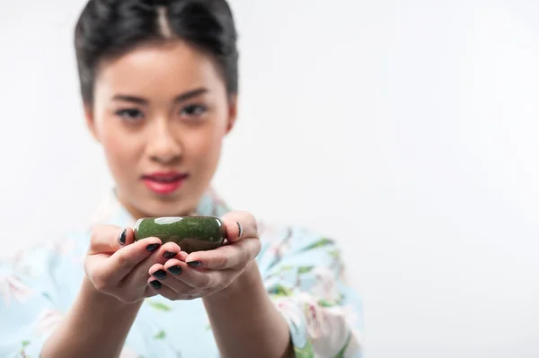 Teezeremonie von asiatischer Frau durchgeführt — Stockfoto