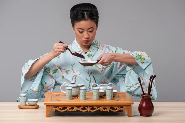 Preparándose para la ceremonia del té — Foto de Stock