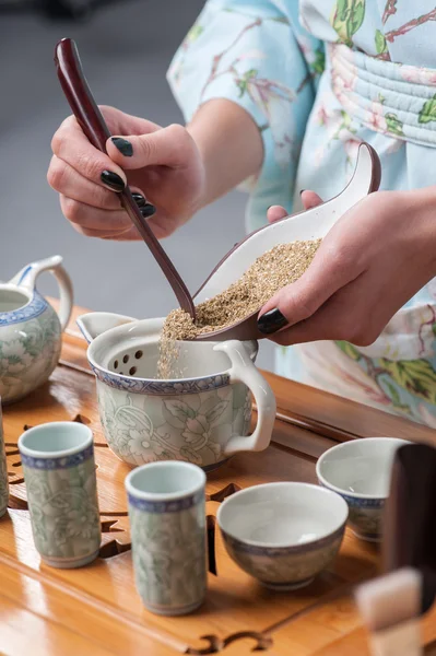 Preparándose para la ceremonia del té —  Fotos de Stock