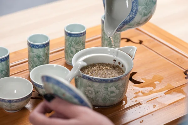 Asya Güzeli çay töreni için hazırlanıyor — Stok fotoğraf