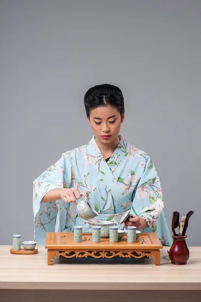 Asian beauty getting ready for tea ceremony — Stock Photo, Image