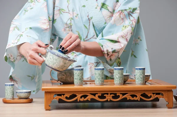 Beleza asiática se preparando para cerimônia de chá — Fotografia de Stock