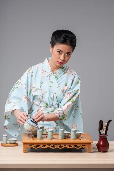 Aziatische schoonheid klaar voor thee ceremonie — Stockfoto
