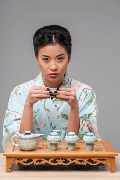 Disfrutando de la ceremonia del té asiático — Foto de Stock