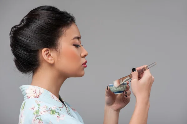 Mulher asiática preparando cerimônia de chá — Fotografia de Stock