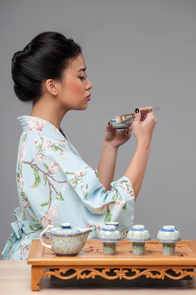 Mulher asiática preparando cerimônia de chá — Fotografia de Stock