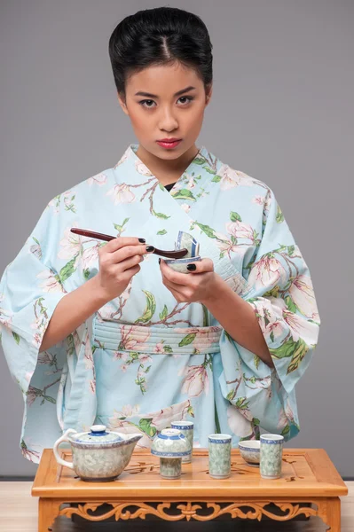 Mulher japonesa preparando cerimônia de chá — Fotografia de Stock