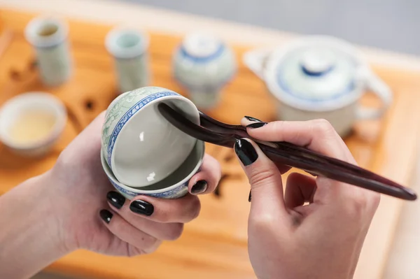 Mujer japonesa preparando la ceremonia del té —  Fotos de Stock