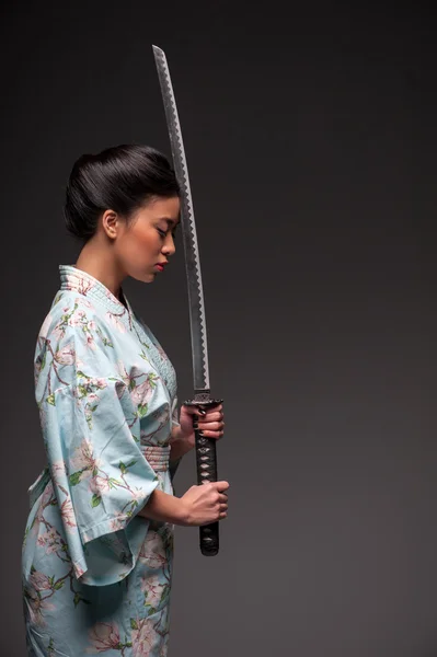 Japanese woman with katana — Stock Photo, Image