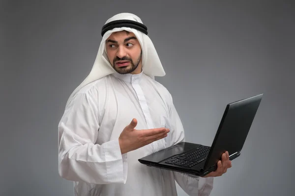 Arabiska arbetar med laptop — Stockfoto