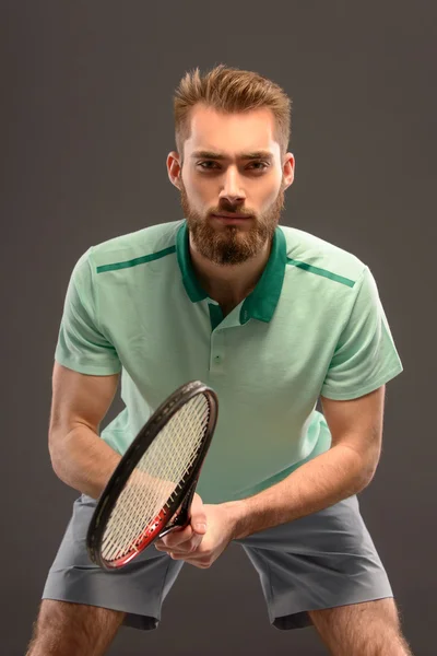 Joven hombre jugando tenis —  Fotos de Stock