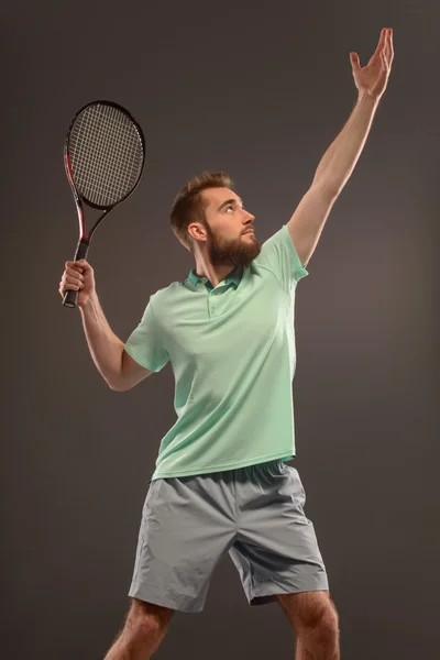 Joven hombre jugando tenis —  Fotos de Stock