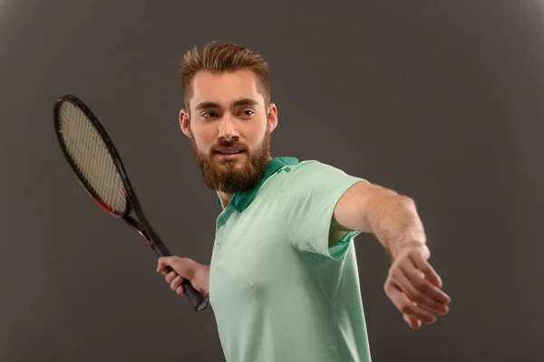 Ung man spelar tennis — Stockfoto