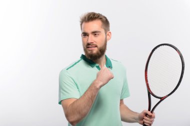 Tenis raketi tutan adam