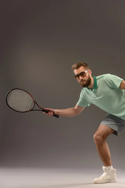 Junger Mann spielt Tennis — Stockfoto