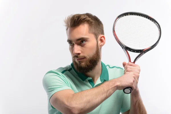 Uomo che tiene racchetta da tennis — Foto Stock